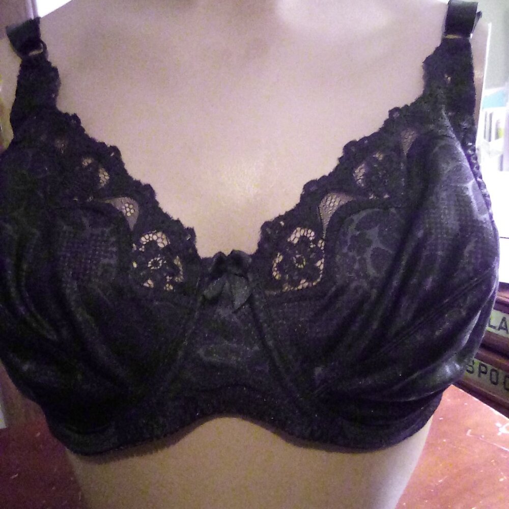 Hanes Her Way black lace support bra.Size 40 B cup.